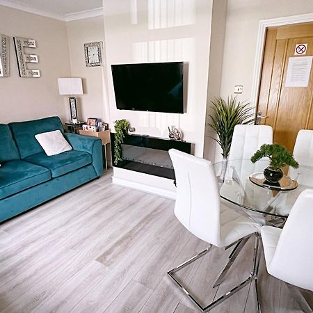Entire 3-Bedroom Home In Oldham - Guest House Eksteriør billede