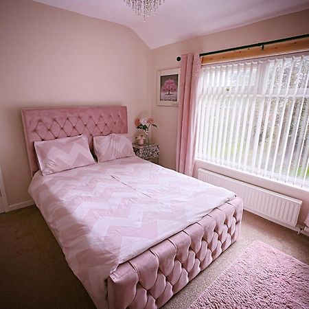 Entire 3-Bedroom Home In Oldham - Guest House Eksteriør billede
