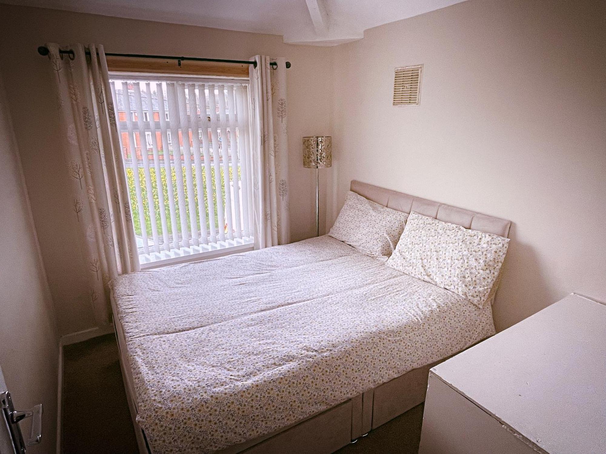 Entire 3-Bedroom Home In Oldham - Guest House Eksteriør billede