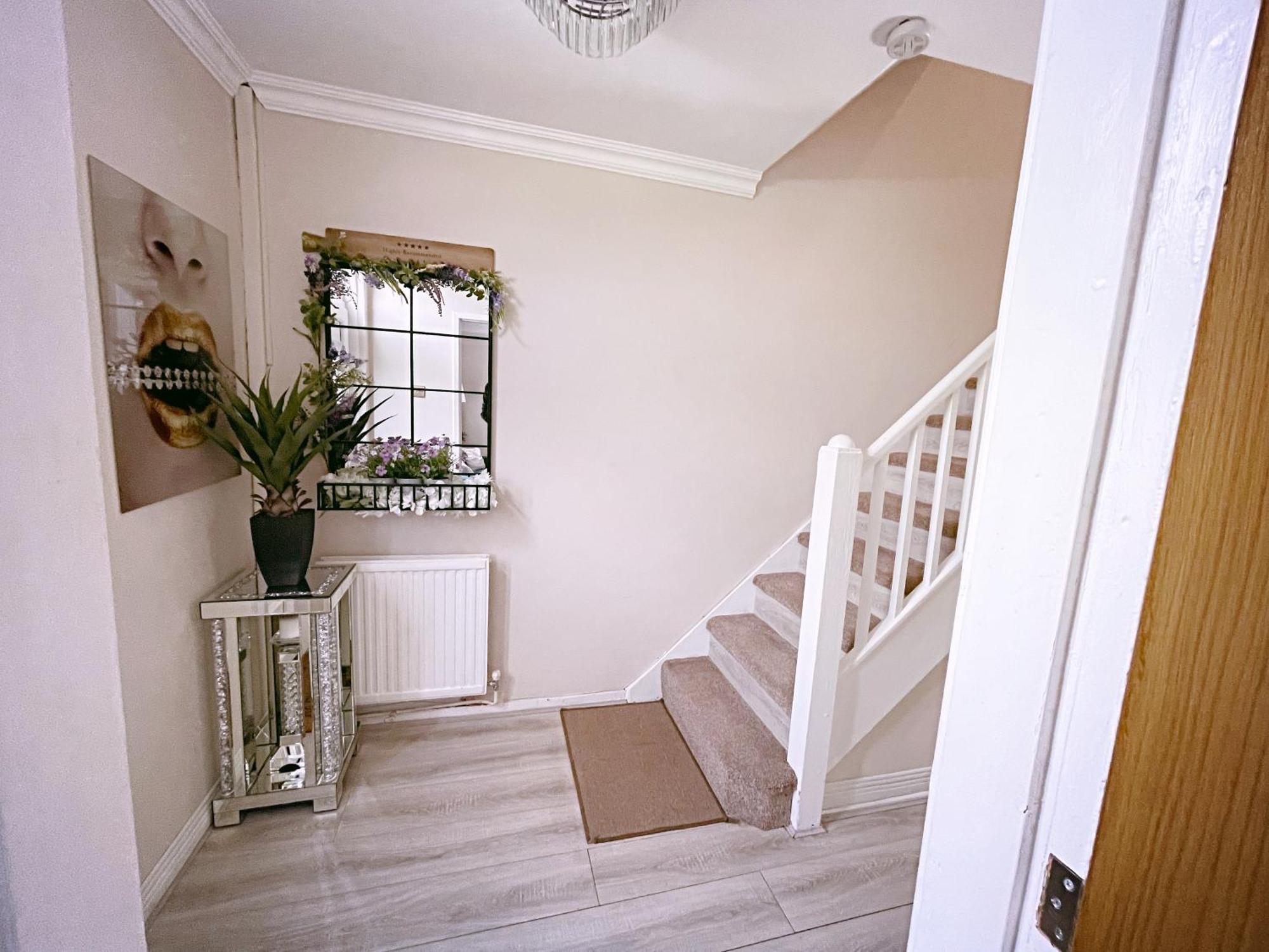 Entire 3-Bedroom Home In Oldham - Guest House Eksteriør billede
